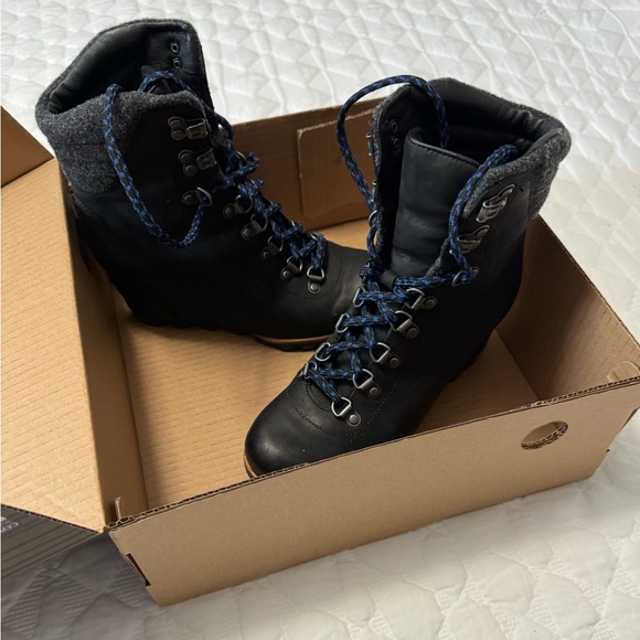 Sorel Boots - Picture 2 of 7